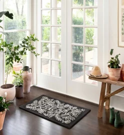 Minnie Welcome Wool-Hooked Rug